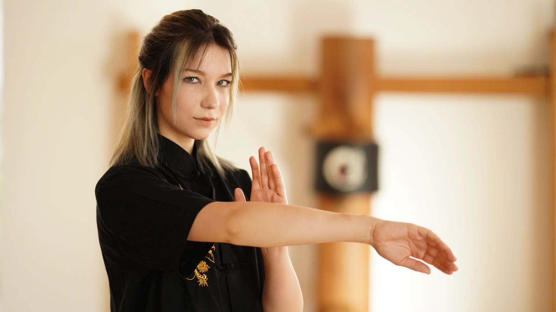 Konzentriertes Wing-Chun-Training einer Schülerin im Kampfkunsttempel