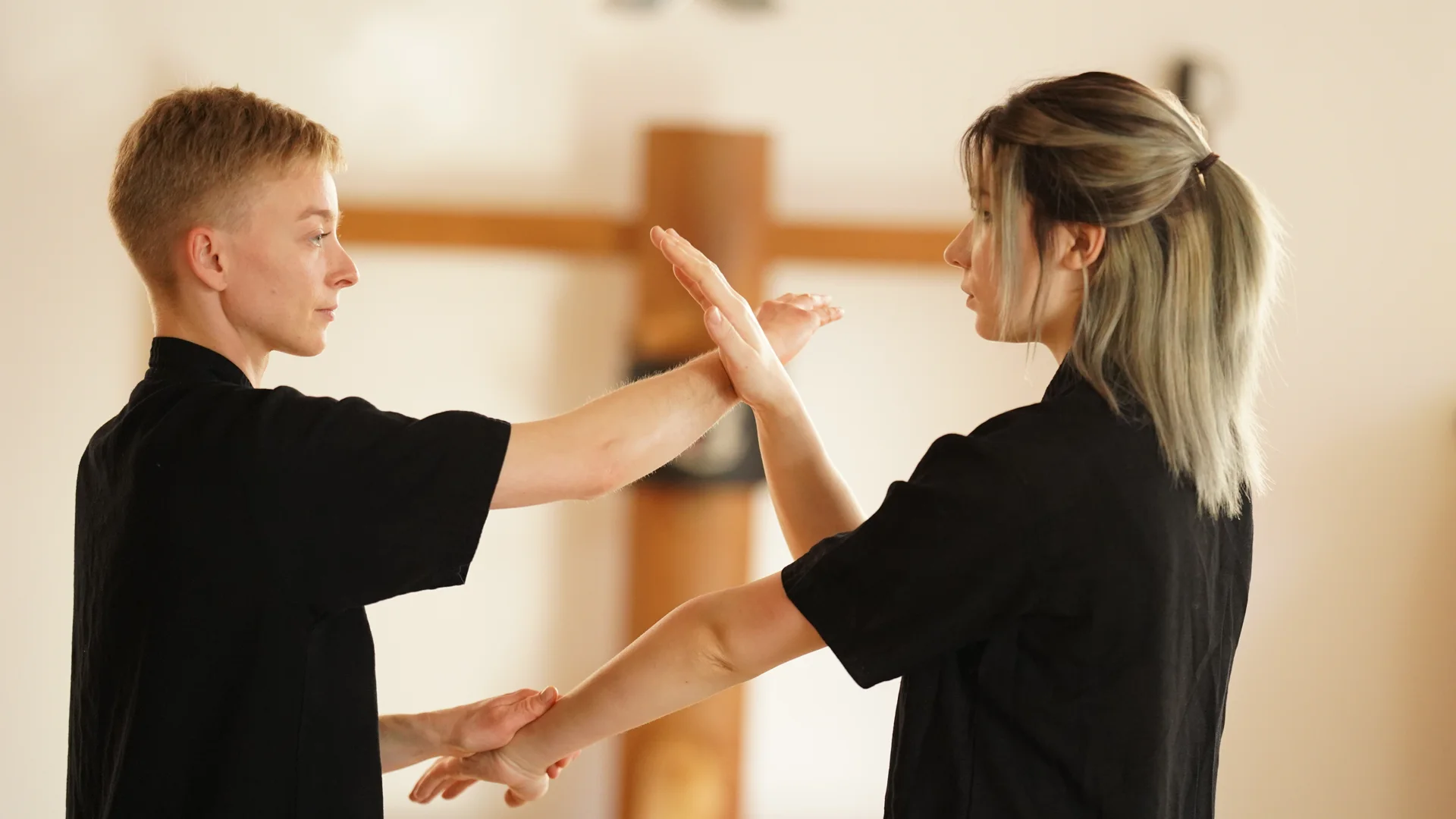 Zwei Schülerinnen üben gemeinsam Wing Chun